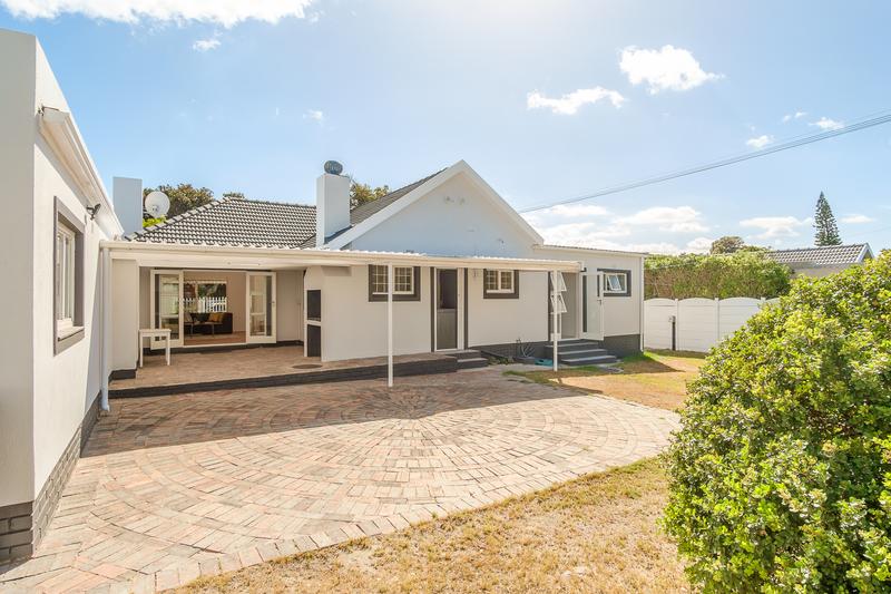 To Let 3 Bedroom Property for Rent in Meadowridge Western Cape